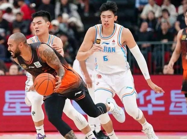 关于CBA新赛季开幕倒计时，球员合练备战气势如虹的信息