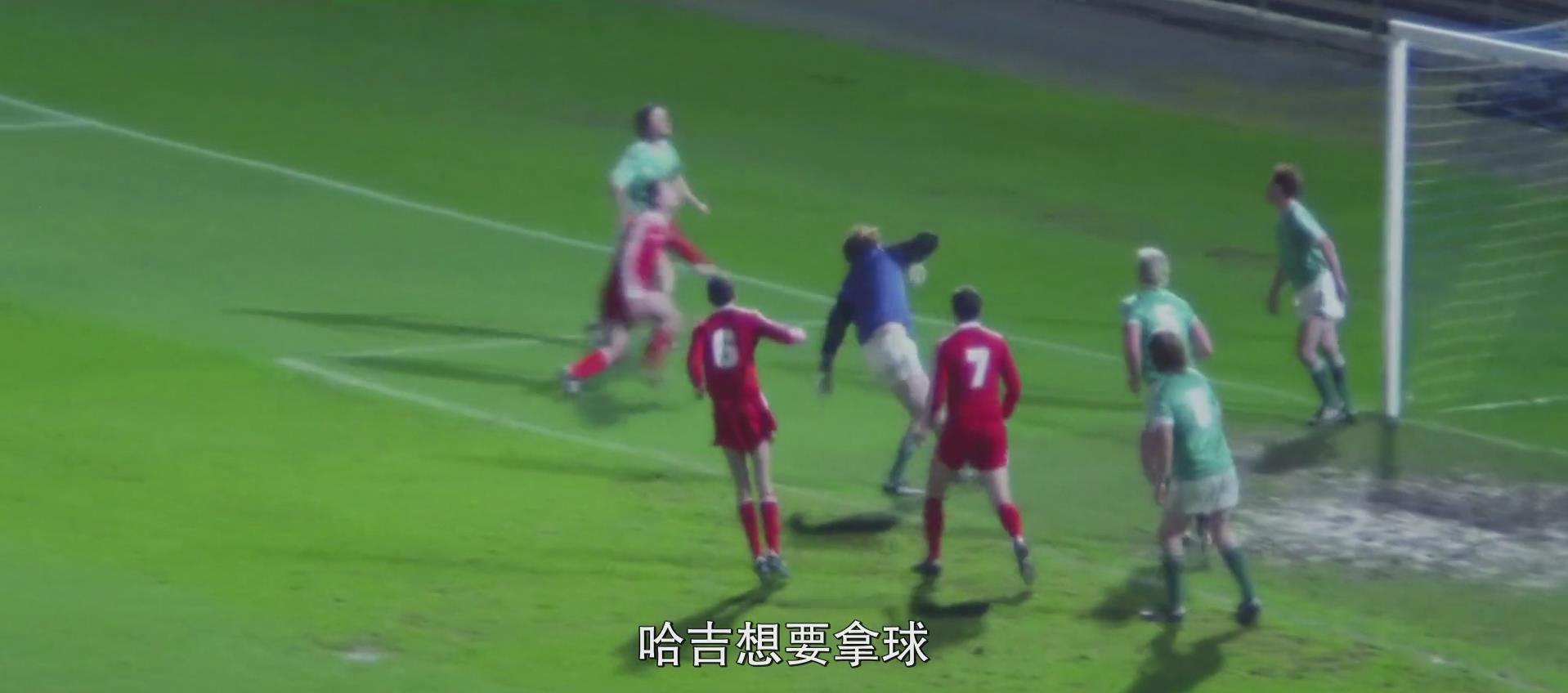精彩足球大战吸引众多观众驻足观看